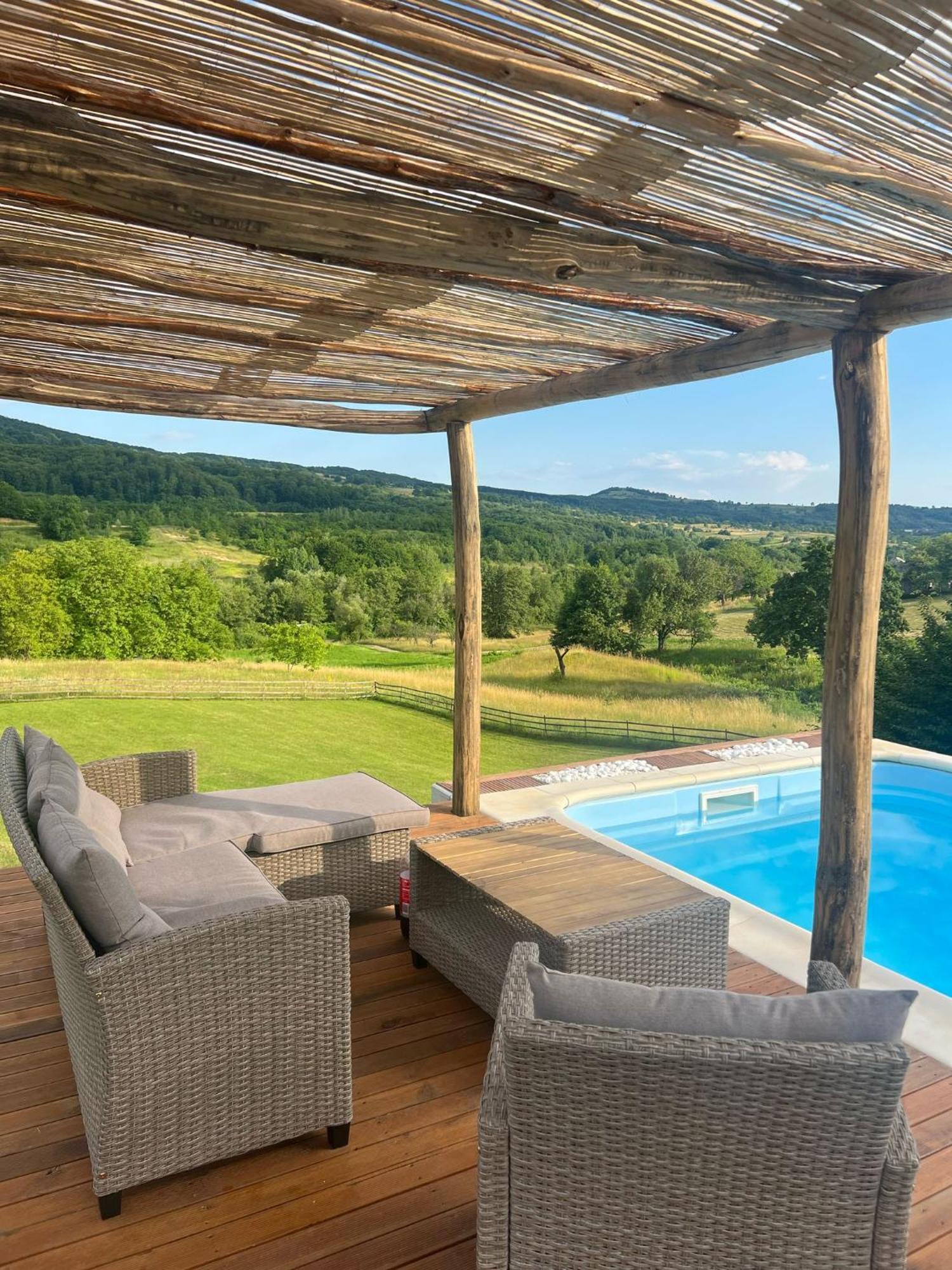 Le Chalet M - Cabana Cu O Panorama De Poveste. Surdesti  ภายนอก รูปภาพ